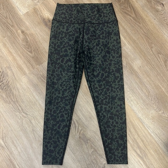 SAGE Green and Black Camouflage Leggings size M - Picture 1 of 4